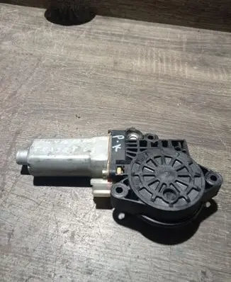 Hyundai Trajet Front door window regulator motor