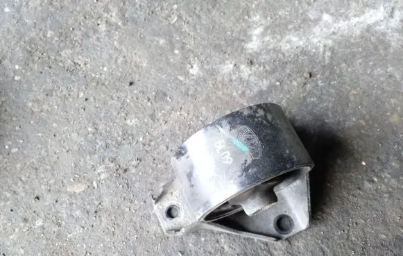 KIA Magentis Engine mount bracket