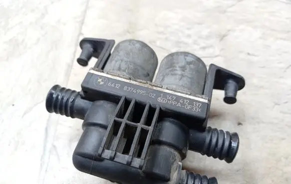 BMW 5 E39 Coolant heater control valve 1147412137 8374995
