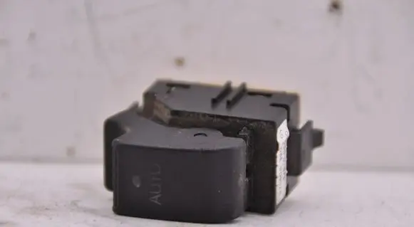 Toyota Avensis T250 Electric window control switch 8481005050