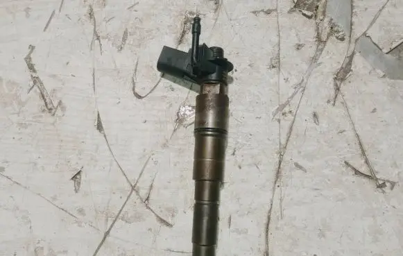 BMW 7 E65 E66 Fuel injector 779272104 01858 0445115048