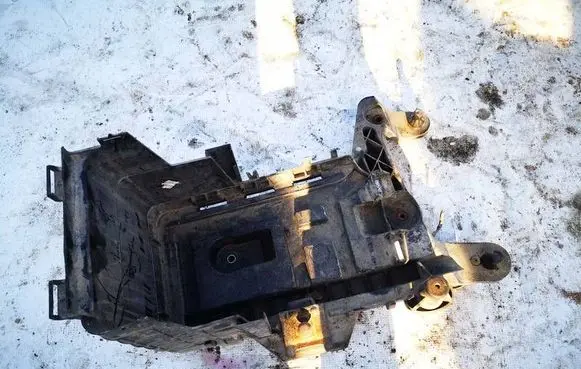 Skoda Octavia Mk2 (1Z) Battery bracket 1k0915333