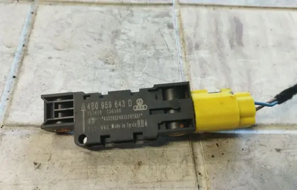 Audi A3 S3 8P Airbag deployment crash/impact sensor 4B0959643D 602414 130308