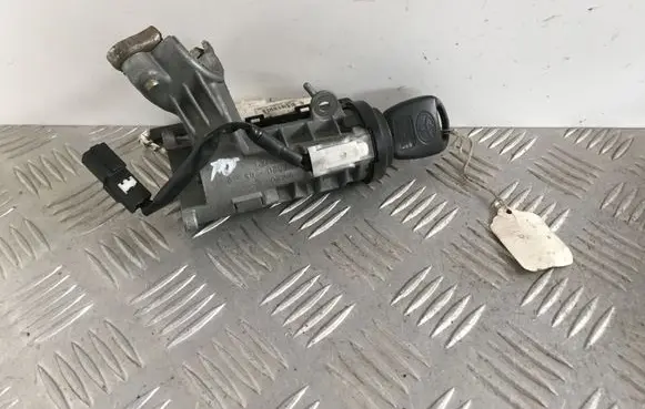 Toyota Avensis T220 Ignition lock 45020052
