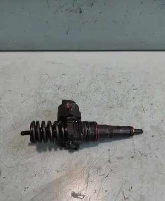 Volkswagen PASSAT B5.5 Fuel injector 038130073J