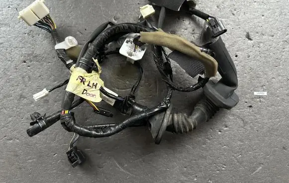 Mitsubishi Pajero Front door wiring loom/harness boot MR517814