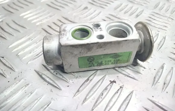 BMW 5 E34 Air conditioning (A/C) expansion valve 8390610 7032102079
