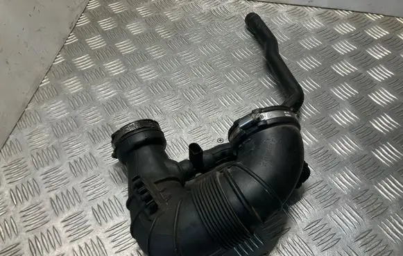 Mercedes-Benz C W204 Turbo air intake inlet pipe/hose A0061539728