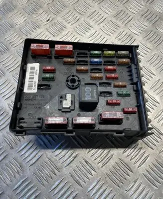 Volkswagen PASSAT B6 Fuse box set 3C0937125 63592777