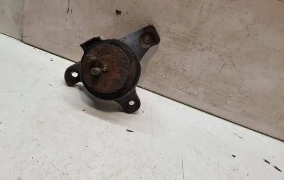 Subaru Outback Engine mount bracket 