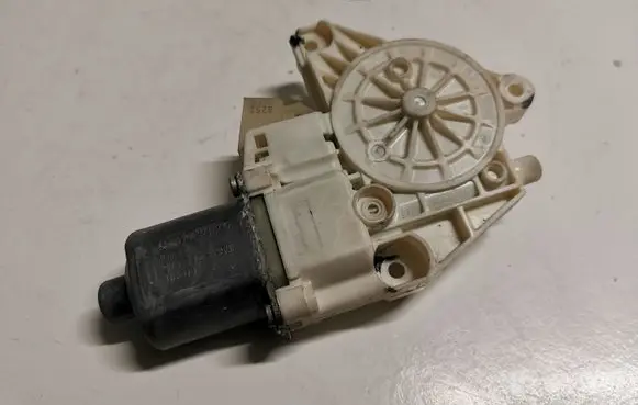 Mercedes-Benz C W204 Front door window regulator motor A2048200242