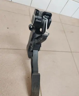 Mercedes-Benz A W169 Accelerator throttle pedal A1693000304