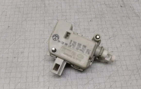 Volkswagen Golf IV Central locking motor 1J6862159A 3B0959781B