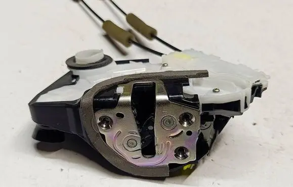 Toyota Yaris XP210 Front door lock M7313660M6S3 M7313660M6