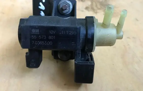 Opel Corsa D Vacuum valve 55573801