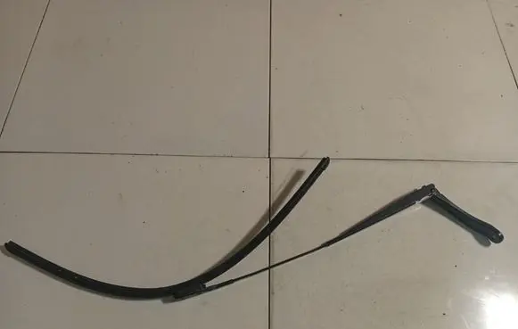 Citroen C4 II Front wiper blade arm 9687490380