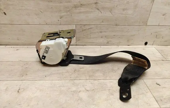 BMW X3 E83 Rear seatbelt 33061260A