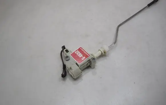 Volkswagen PASSAT B6 Central locking motor 3C0810773 350667A
