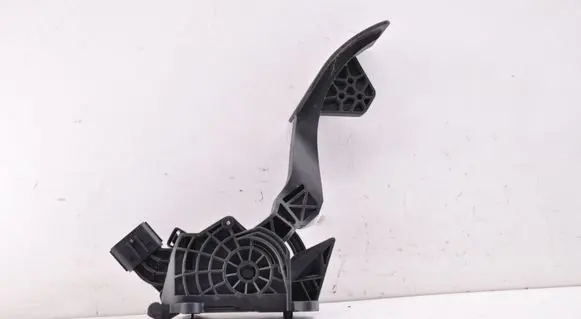 Accelerator throttle pedal