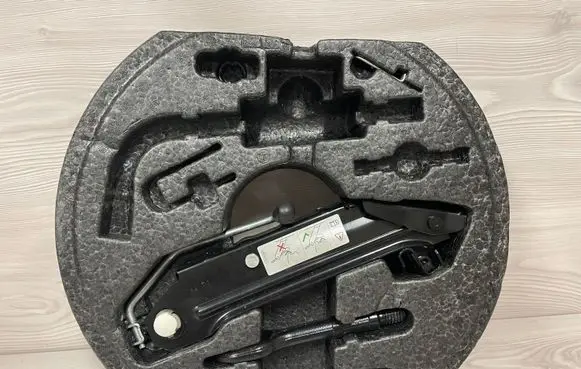 Volkswagen Scirocco Tool set 1K0012115F 1T0805615A