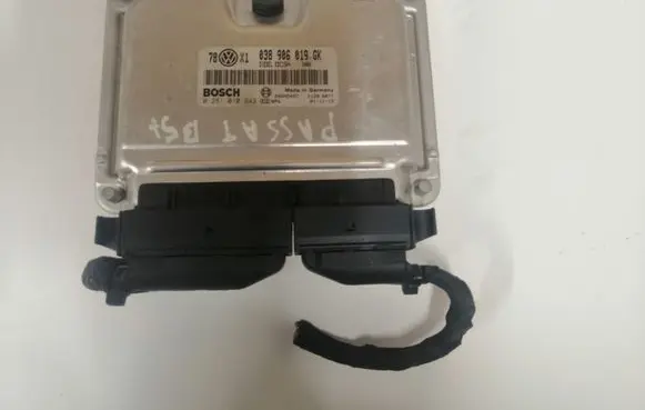 Volkswagen PASSAT B5.5 Engine control unit/module 0281010943 038906019GK 28SA5457