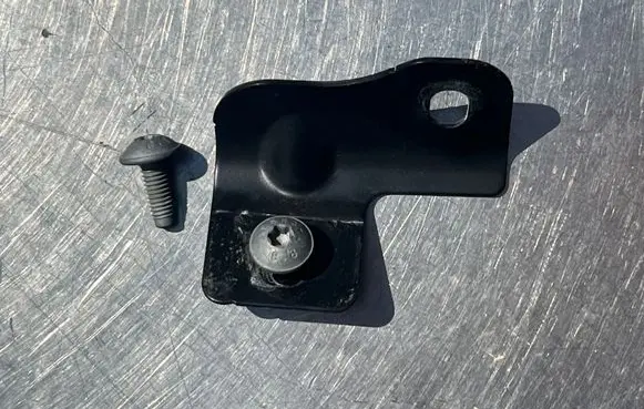 Fender mounting bracket