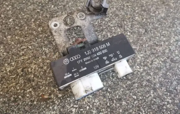 Volkswagen Fox Coolant fan relay 1J0919506M