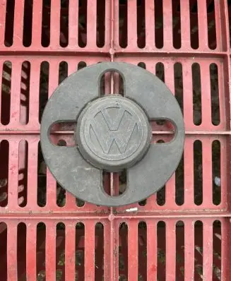 Volkswagen Golf I Original wheel cap 871601171