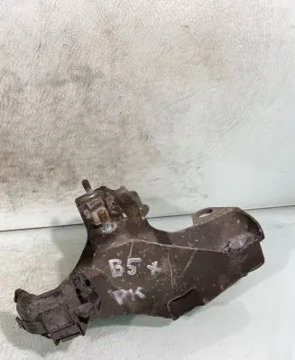 Volkswagen PASSAT B5.5 Engine mounting bracket 8e0199352d