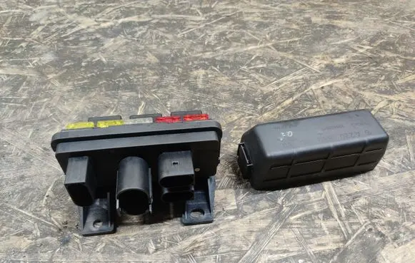 Mercedes-Benz CL C215 Relay mounting block A2205450301 A2205400050