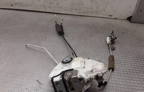 Honda CR-V Front door lock