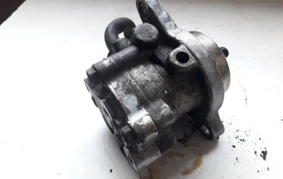Nissan X-Trail T30 Power steering pump 42101188