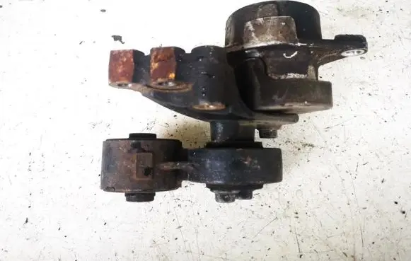 Honda FR-V Engine mount bracket