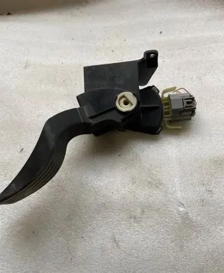 Ford Focus Accelerator throttle pedal 2M519F836AD 081003