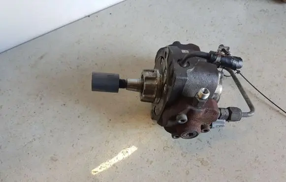 Nissan X-Trail T30 Fuel injection high pressure pump 16700ES60B