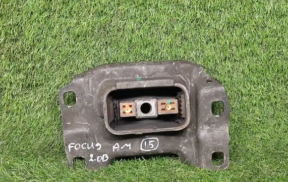 Ford Focus Engine mount bracket AV617M121BC