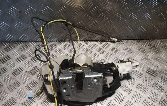Mercedes-Benz S W220 Rear door lock 2207304135 A2207304135