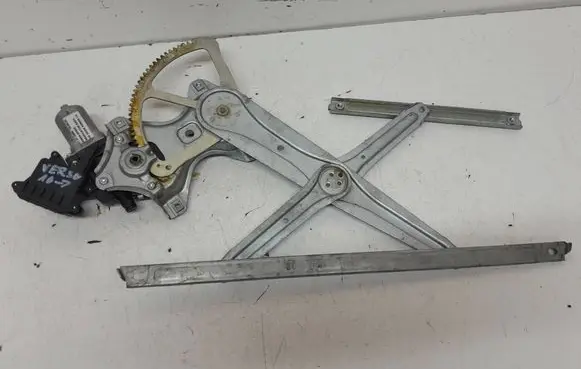 Toyota Corolla Verso E121 Front door window regulator with motor 915654102 698200F020 977555