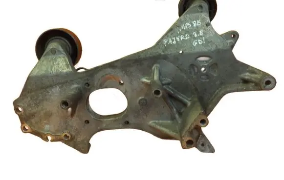Mitsubishi Pajero Engine mounting bracket 1MB85