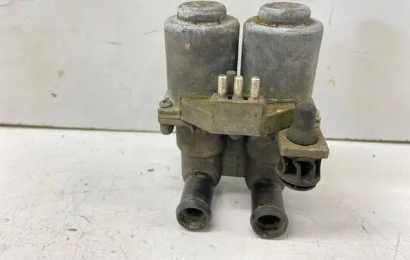 Mercedes-Benz E W124 Coolant heater control valve 0008306584 A0008306584 1147412015