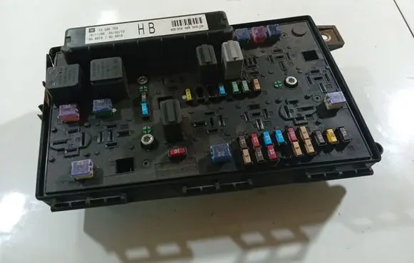 Opel Zafira B Fuse box set 13206754