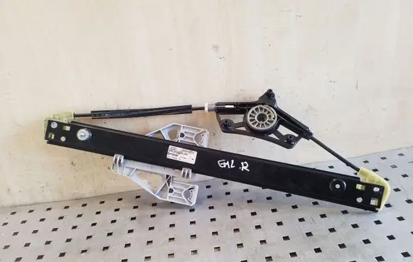 Rear window lifting mechanism without motor