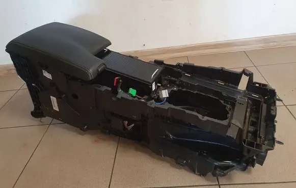 Jaguar F-Pace Center console HK83045J40A