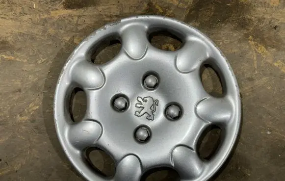 Peugeot 106 R13 wheel hub/cap/trim 9628823377