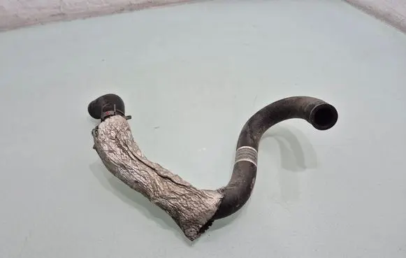 Engine coolant pipe/hose