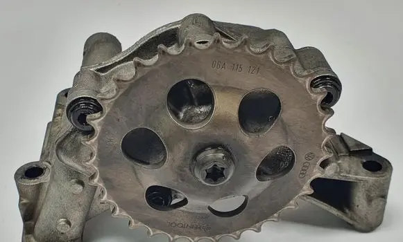 Volkswagen Multivan T5 Oil pump 038115105D