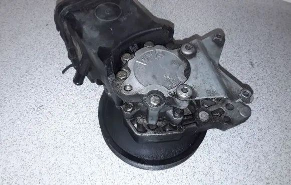 BMW 5 E39 Power steering pump 32422247046 2247046