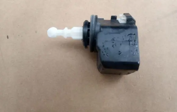 Opel Astra J Headlight level adjustment motor 00883030