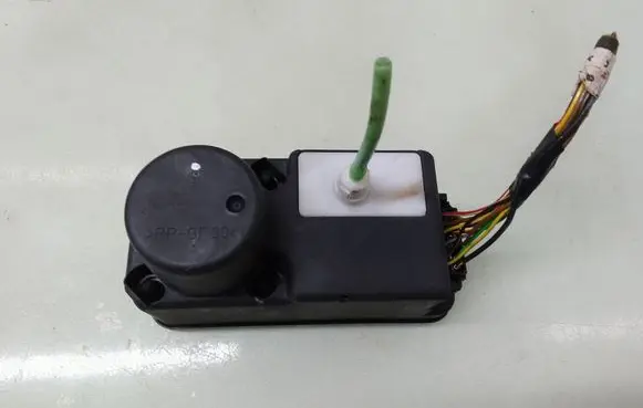 Volkswagen Golf III Central locking vacuum pump 1H0962257G