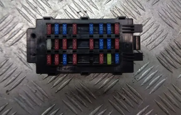 Chevrolet Lacetti Fuse box cover